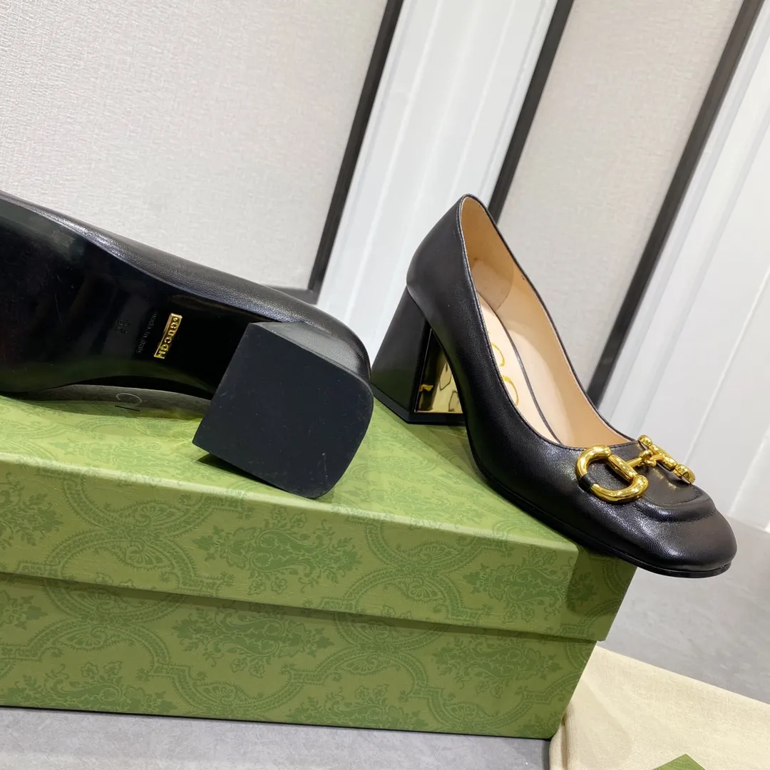 👟👟Ex-factory price 480👟👟 Women's Shoes Women's Clothing Women's Shoes Women's Clothing Women's Shoes Women's Clothing Gucci Gucci〰️2023 Early Spring Horsebit Series✔️ Square-toe thick-heeled single shoes/back empty sandals ✔️This series combines the classic horsebit design, fashionable and versatile ✔️Upper: imported lambskin upper/sheepskin lining ✔️Original 1:1 mold opening hardware ✔️Cowhide sole imported from Italy ✔️Heel height: 2.5cm/7.5cm ✔️Size: 34-40